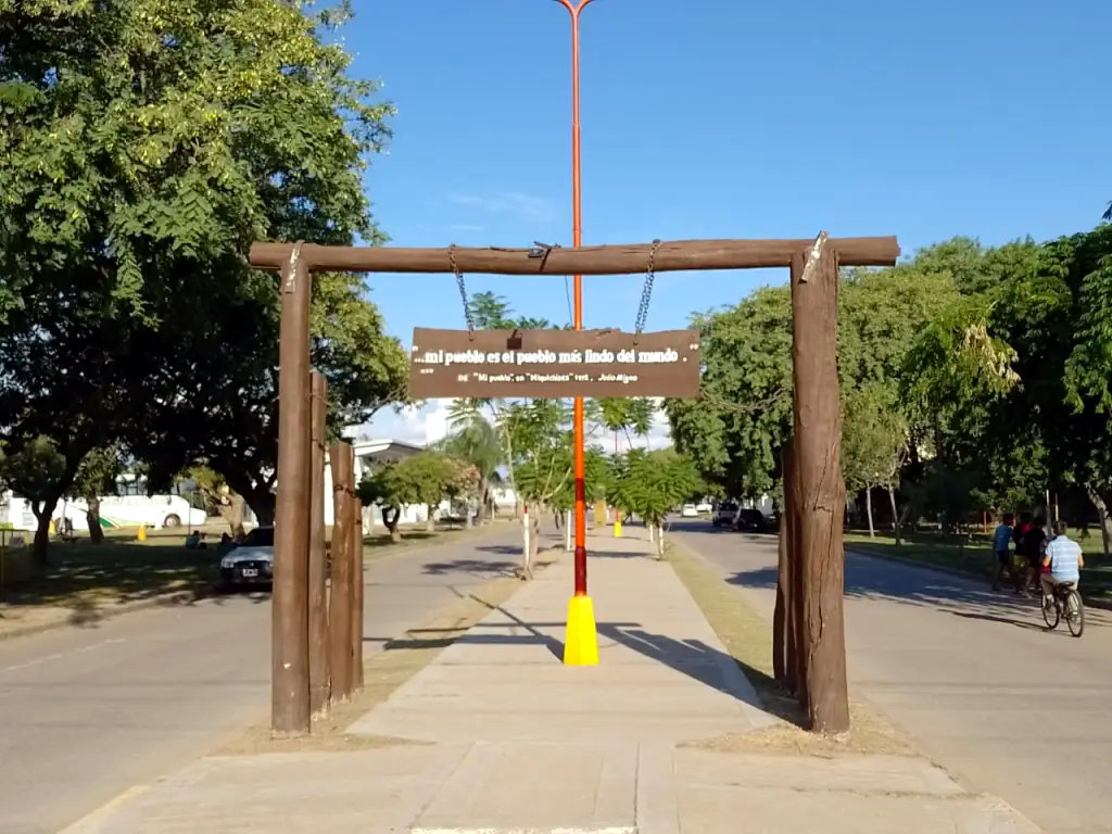 Pórtico de entrada Bv. Poeta Julio Migno